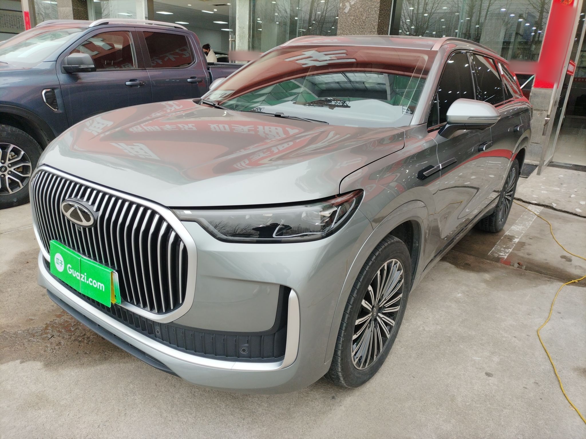 تحت مقدمة السيارة