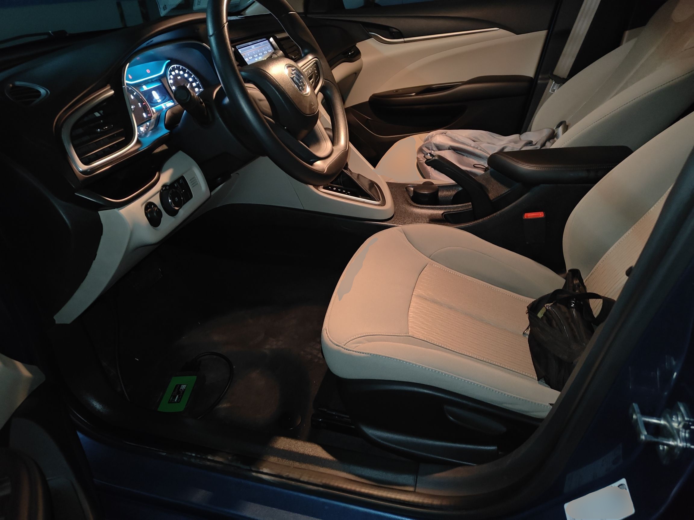 المقاعد الأمامية داخل السيارة