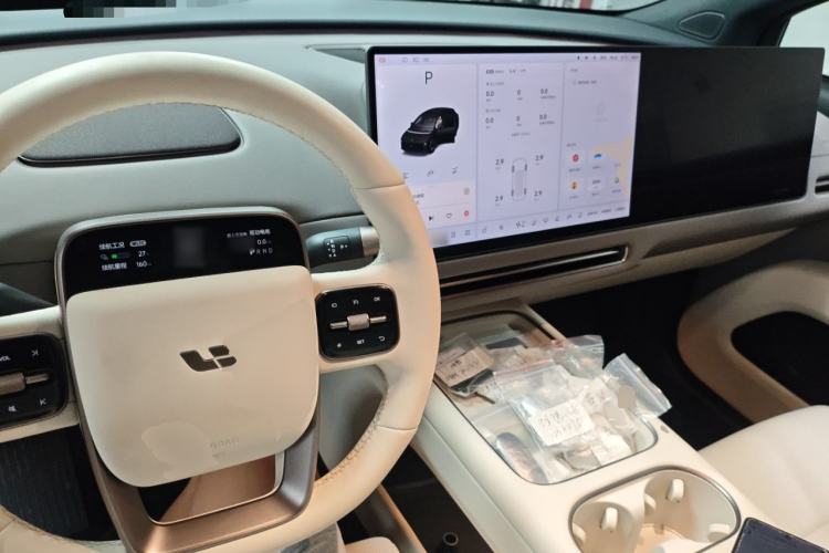 Used Li Auto i6 2025 Model Two-Wheel-Drive Standard Type Center Console