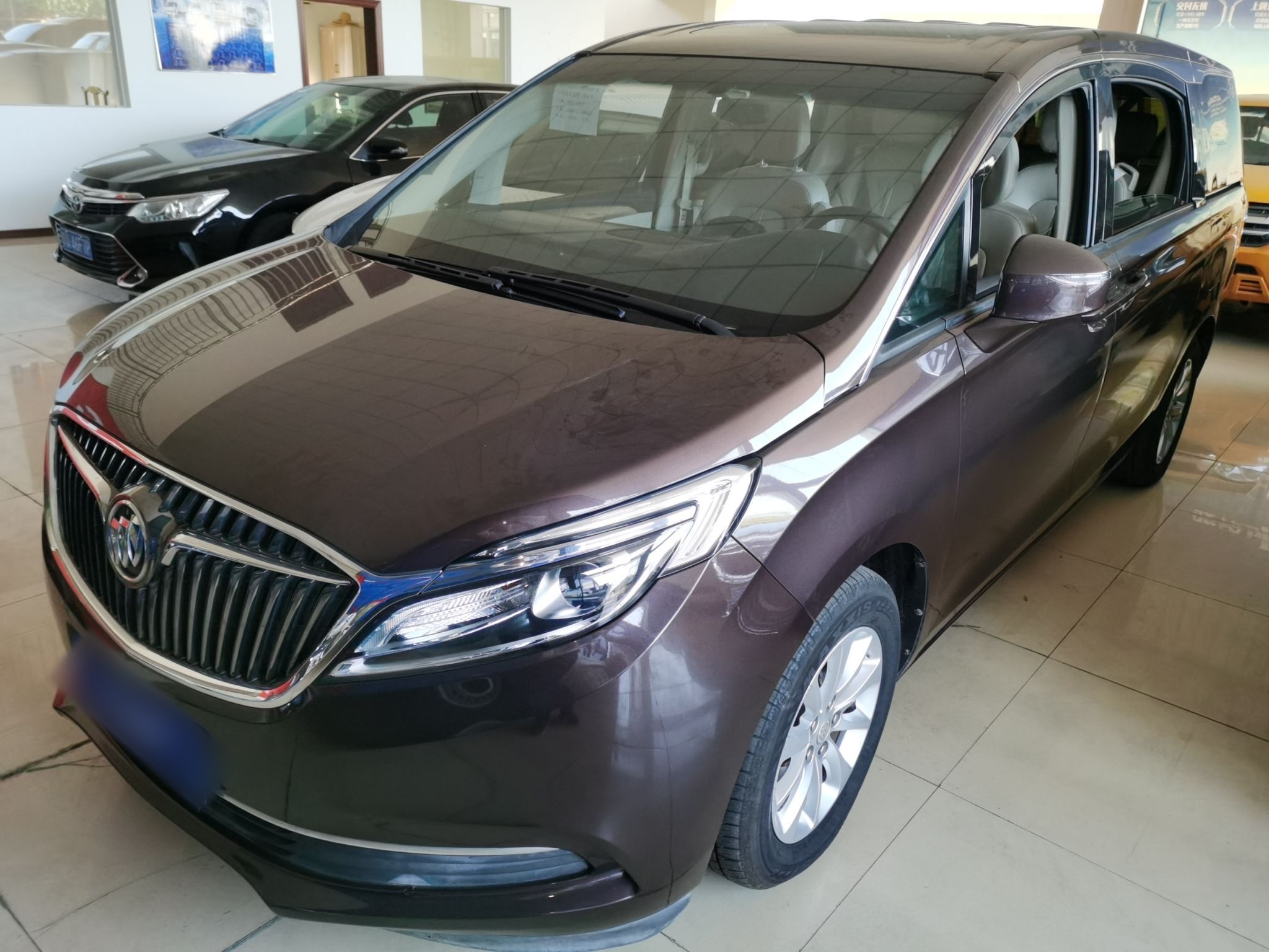 تحت مقدمة السيارة