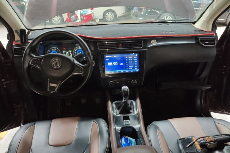 Used Dongfeng Fengon 580 2016 1.5T Manual Comfort Model Center Console