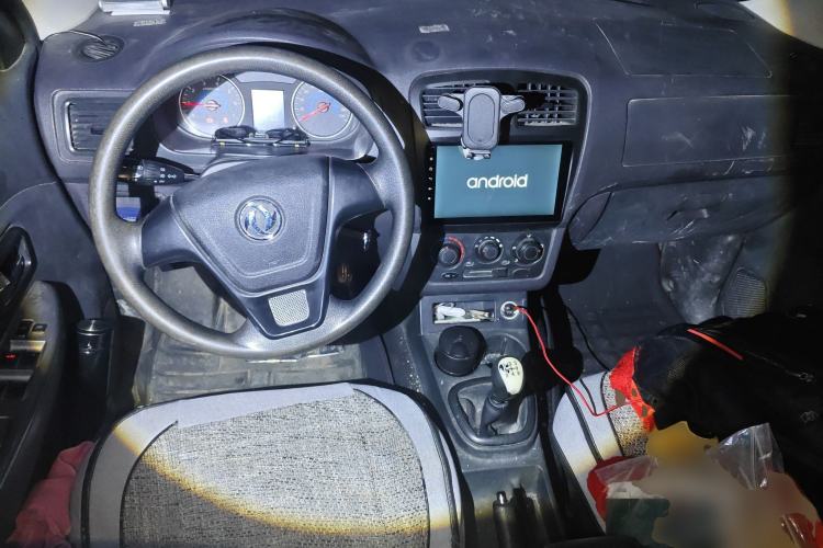 Used Dongfeng Fengon 330 2014 1.5L Manual Utility Version DK15 Center Console