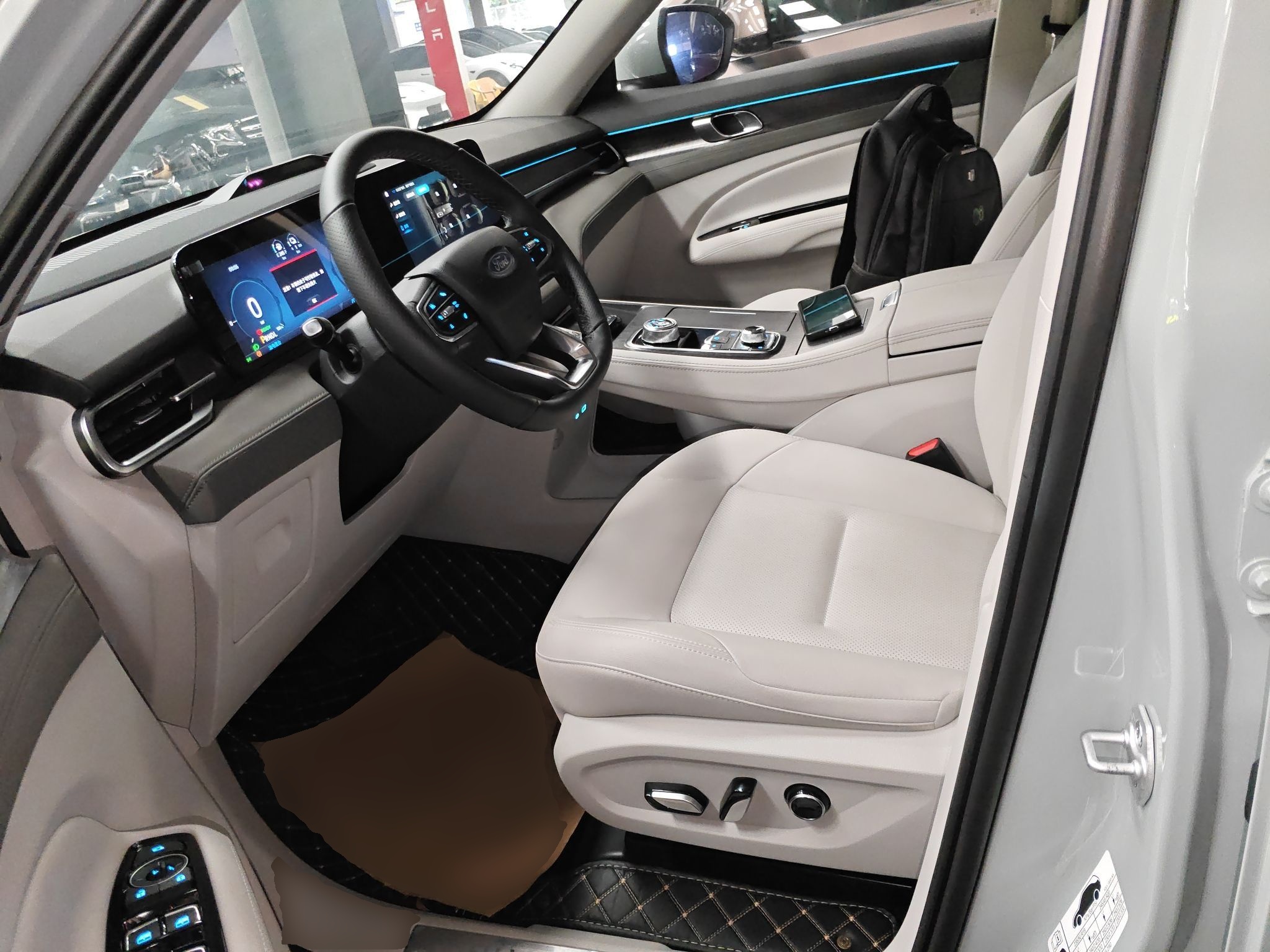 المقاعد الأمامية داخل السيارة