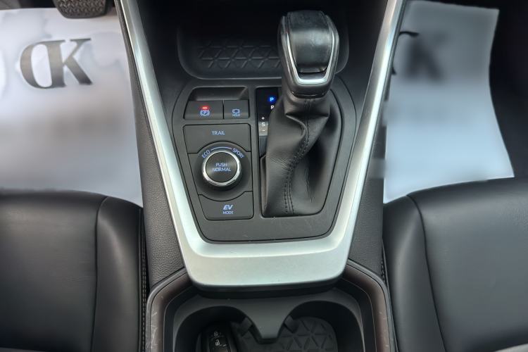 Used Toyota RAV4 2021 Dual-Engine 2.5L E-CVT Four-Wheel Drive Elite PLUS Edition Interior 3