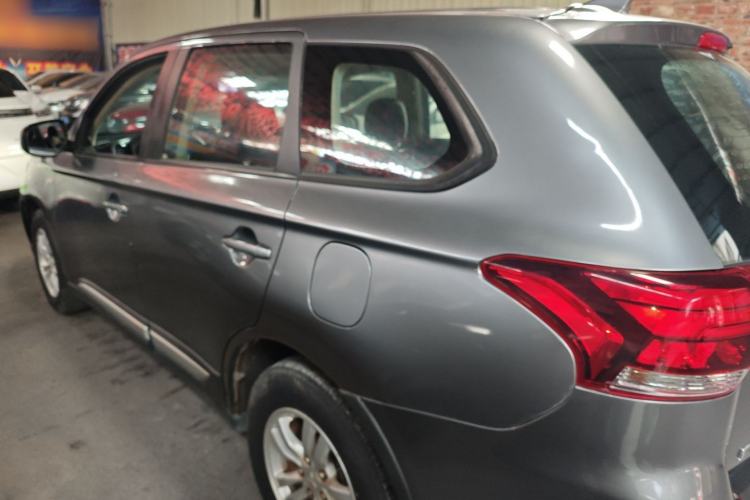 Used Mitsubishi Outlander 2016 2.0L Two-Wheel Drive Fashion Edition 5 Seats