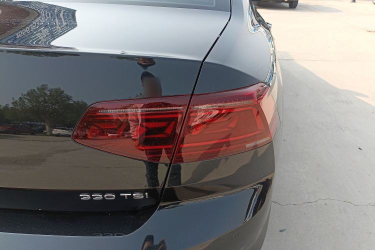 Used Volkswagen Magotan 2023 2 Million Units Limited Edition 330TSI DSG Leading Version Right Rear Taillight