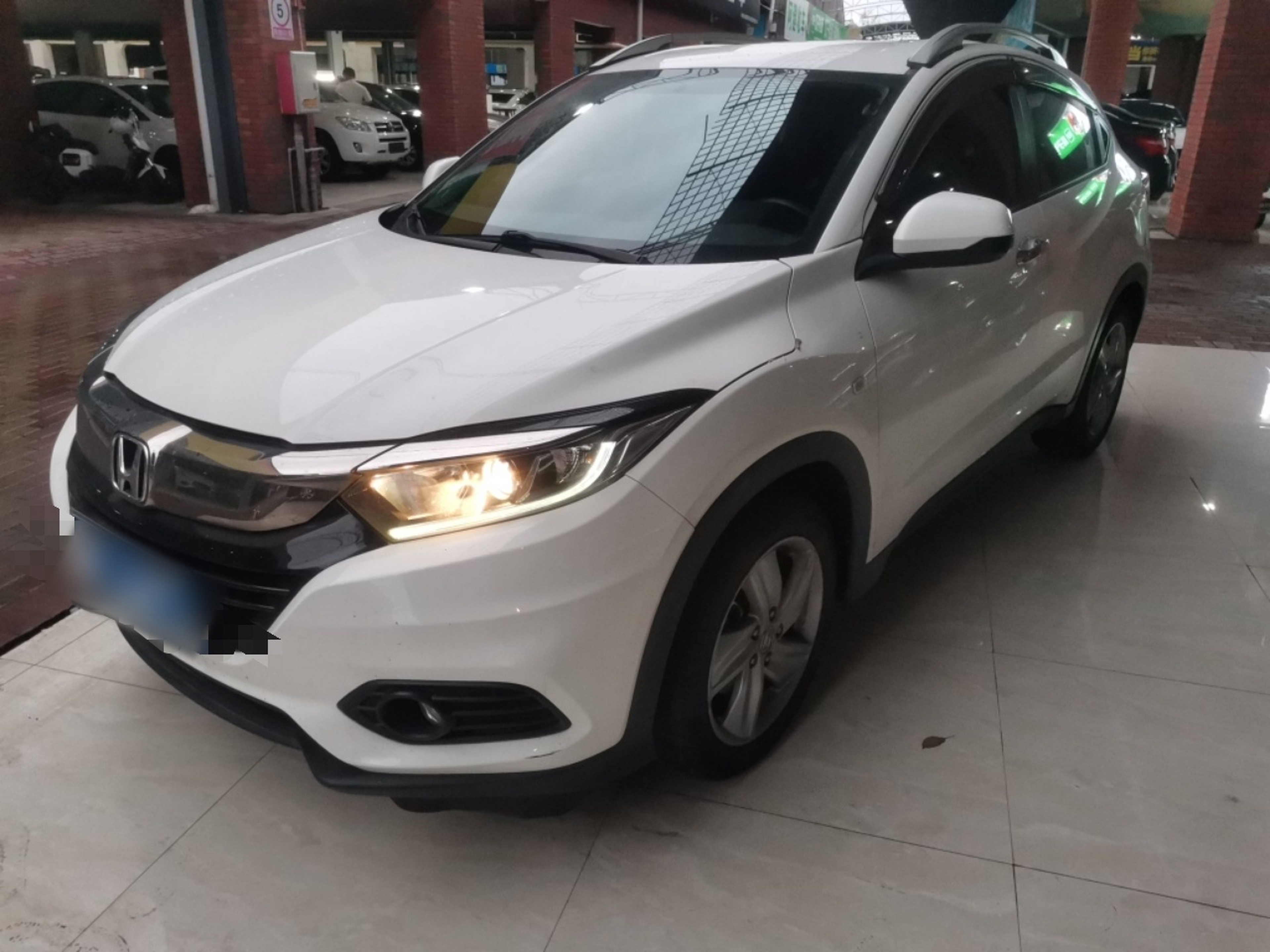 Под передней частью автомобиля