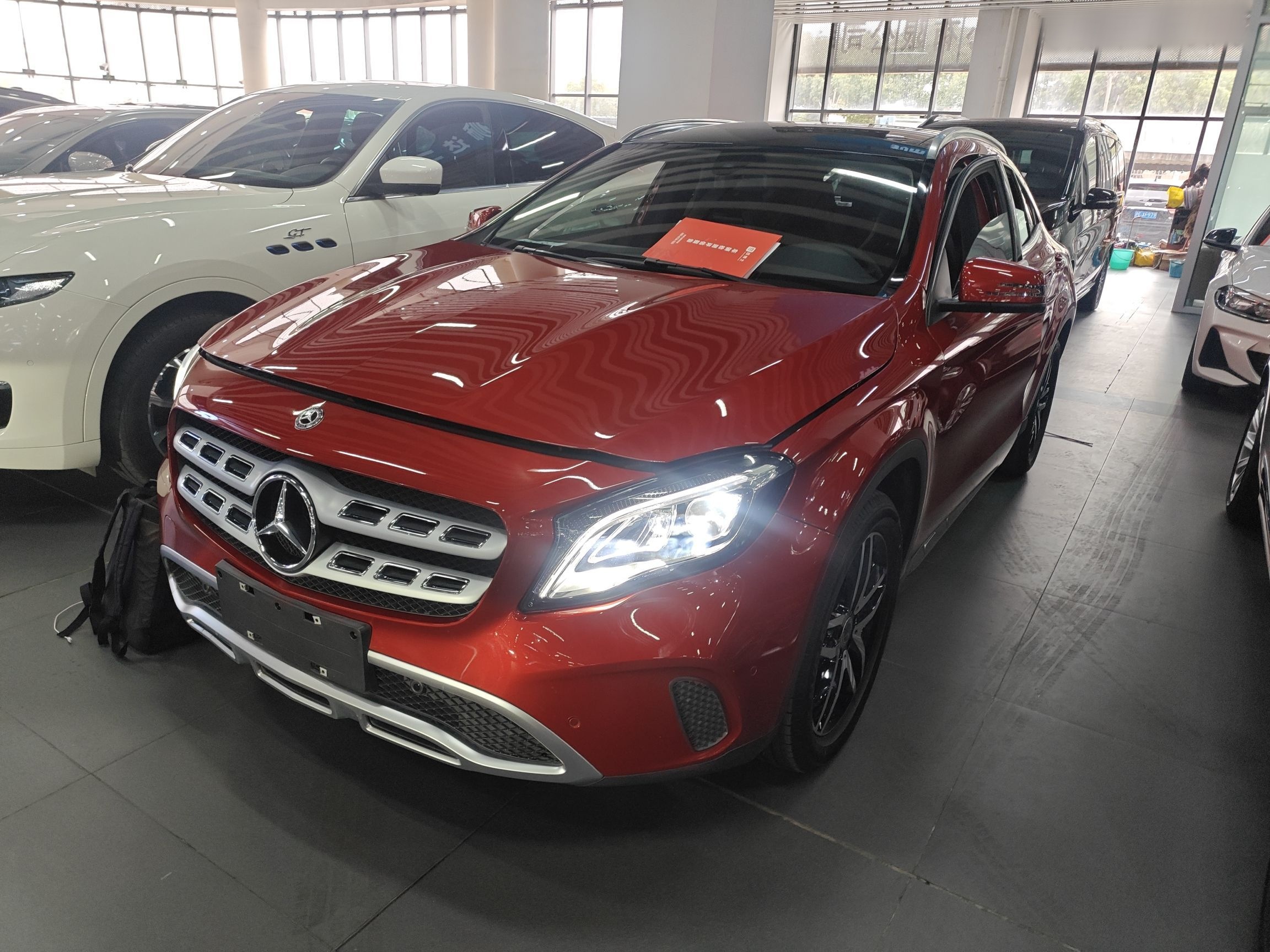 تحت مقدمة السيارة