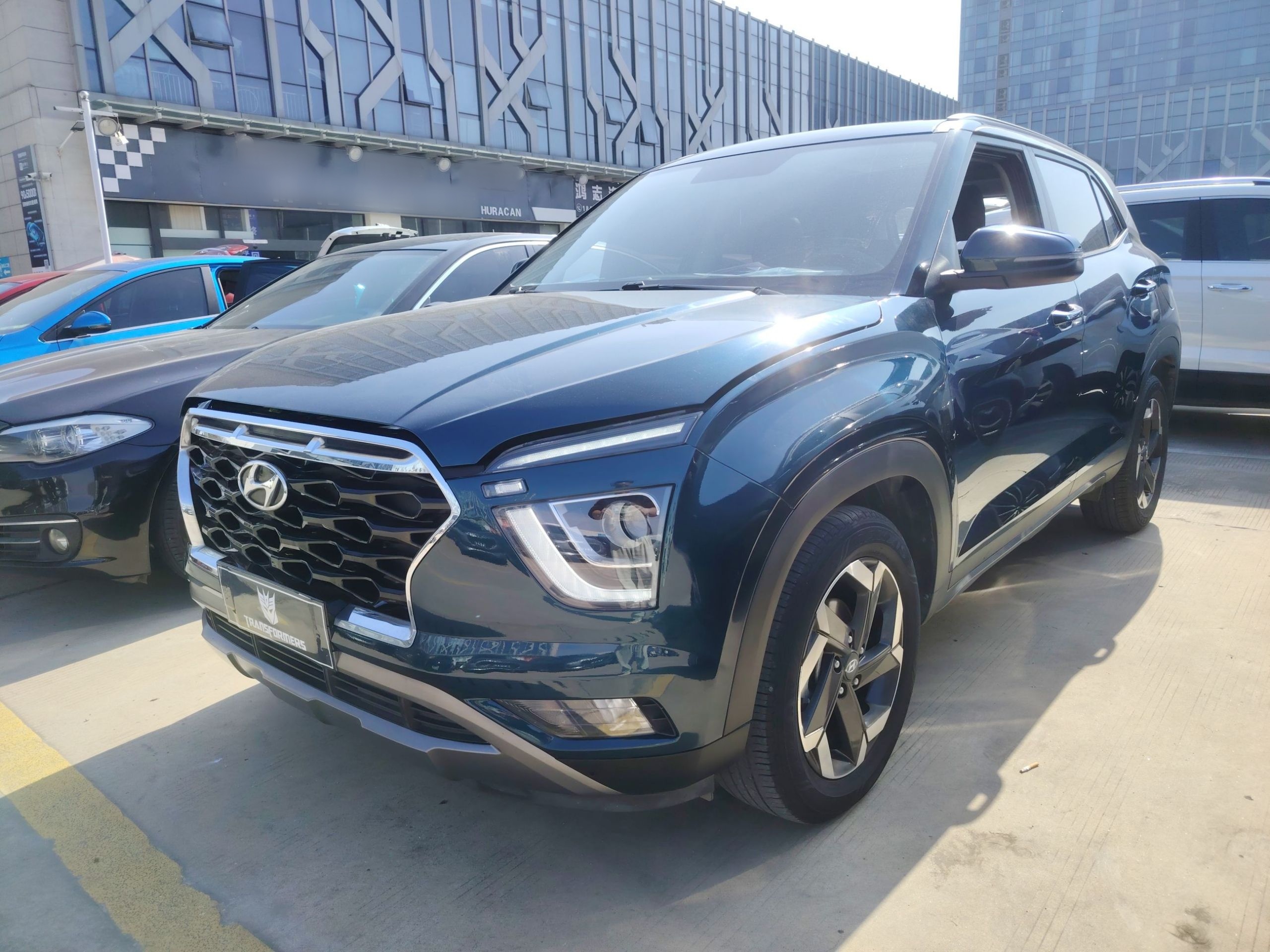 Под передней частью автомобиля