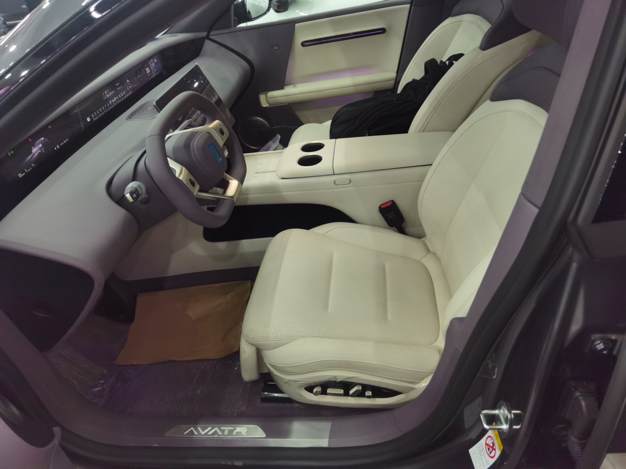 المقاعد الأمامية داخل السيارة