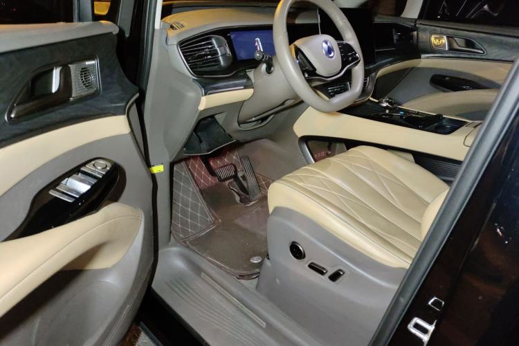 Used Denza D9 2022 DM-i 1040 Prestige Model
