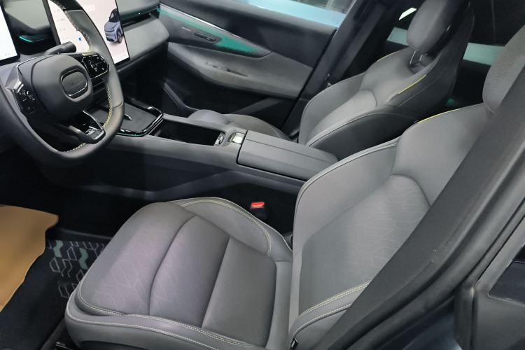 Used Lynk & Co 08 EM-P 2025 220 km All-Wheel-Drive Performance Halo
