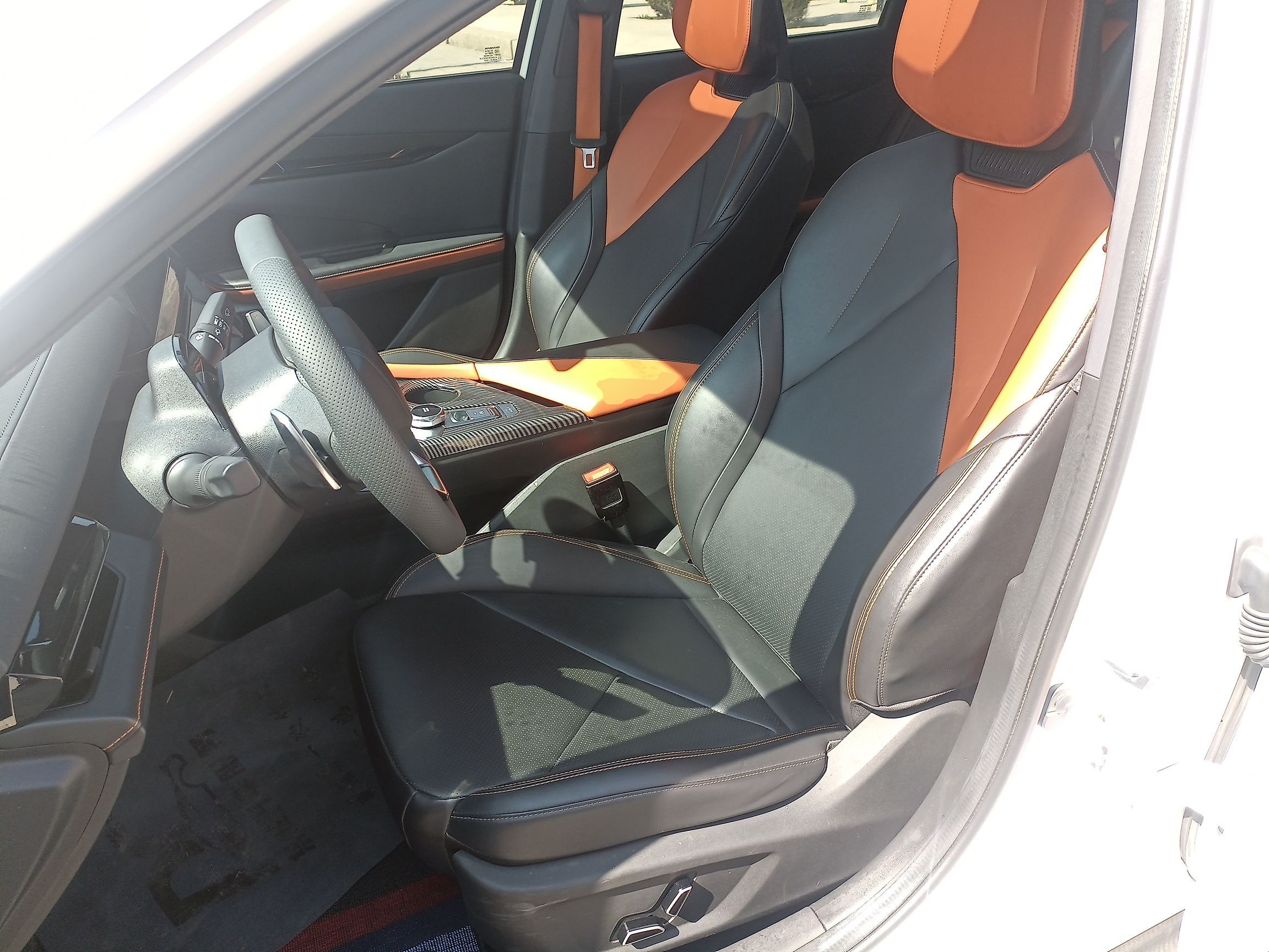 المقاعد الأمامية داخل السيارة