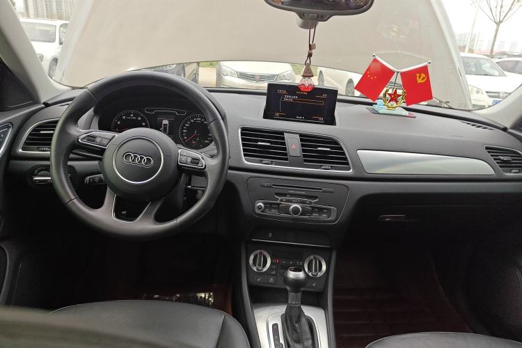 Used Audi Q3 2013 35 TFSI Comfort Model Center Console