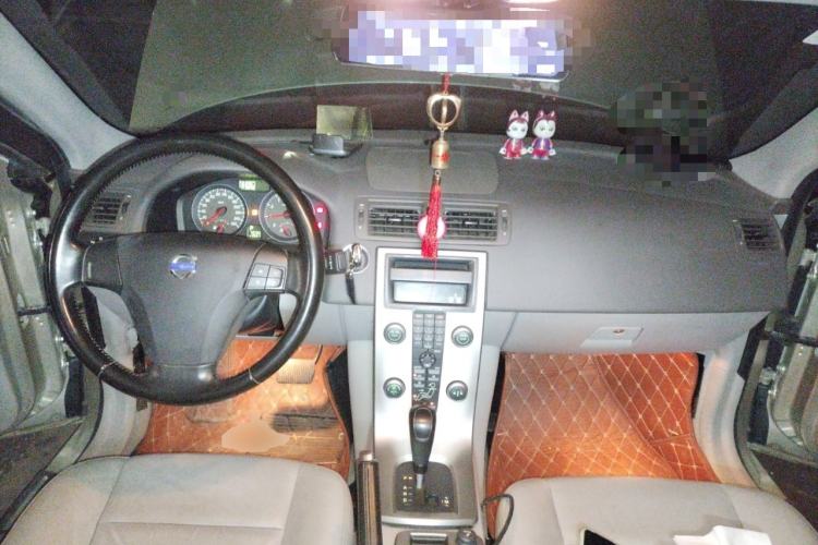 Used Volvo S40 2011 2.0L Automatic ZhiShang Edition Center Console