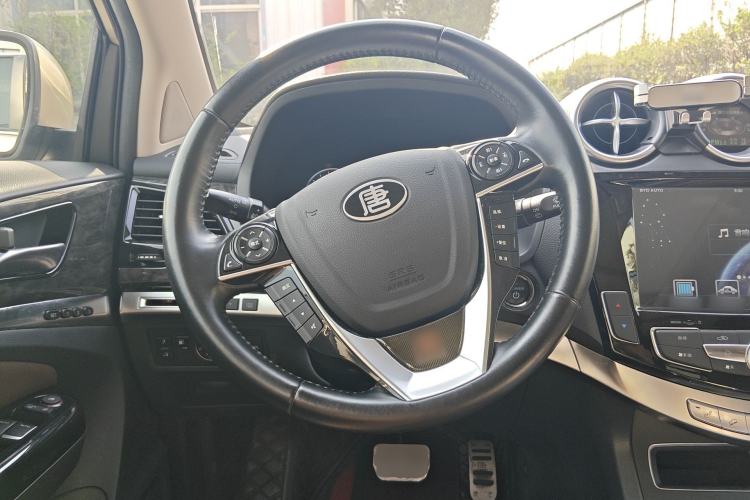 Used BYD Tang New Energy 2015 2.0T Four-Wheel-Drive Flagship Model
