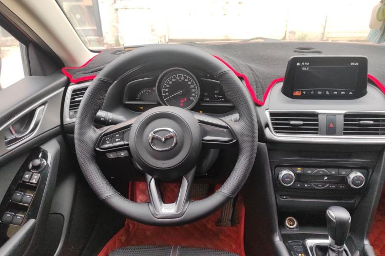 Used Mazda 3 Axela 2017 Sedan 1.5L Automatic Luxury Model China VI Standard Steering Wheel