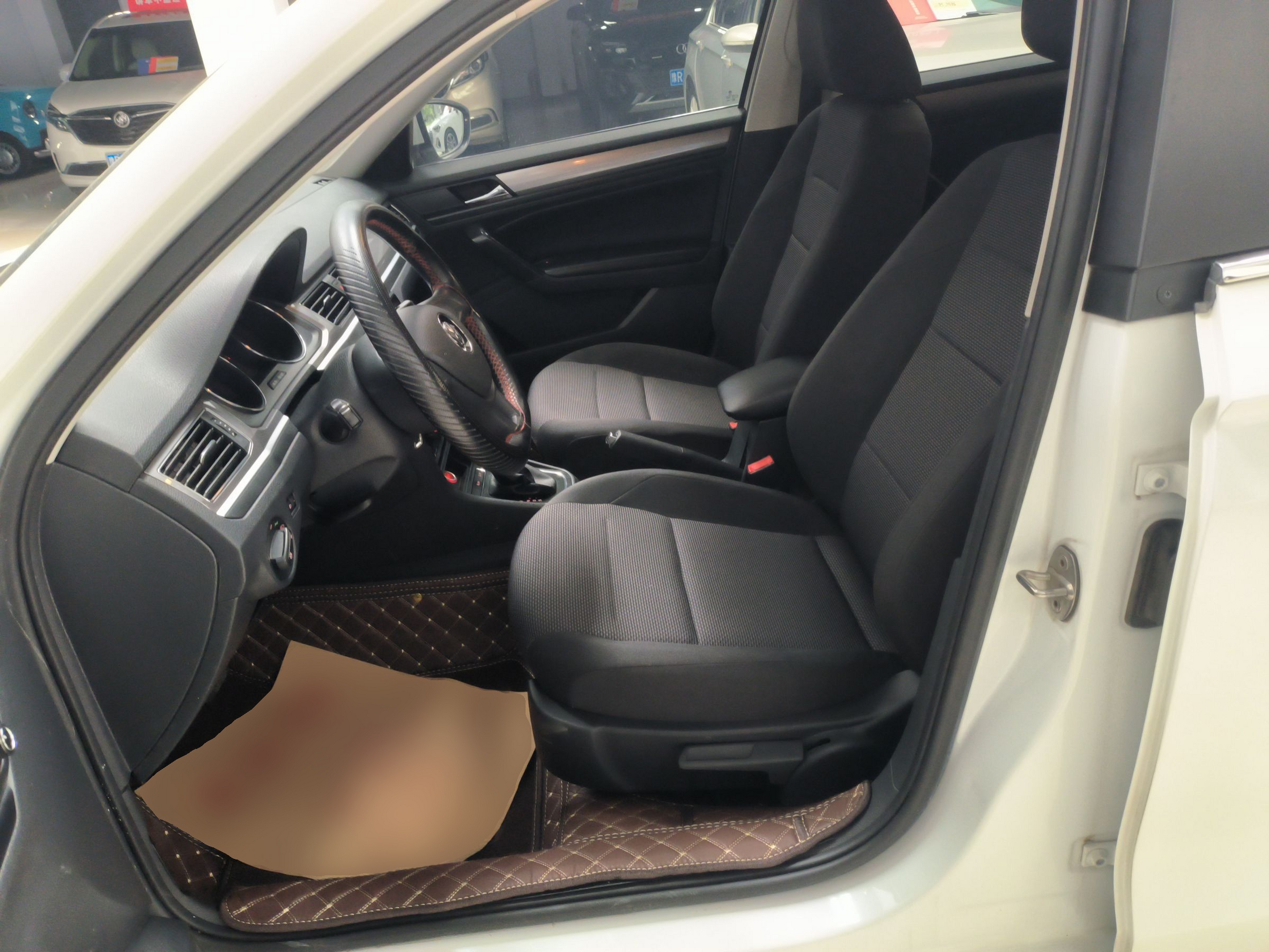 Переднее сиденье в автомобиле