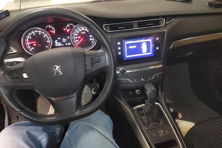 Used Peugeot 408 2015 1.2T Automatic Luxury Edition Center Console