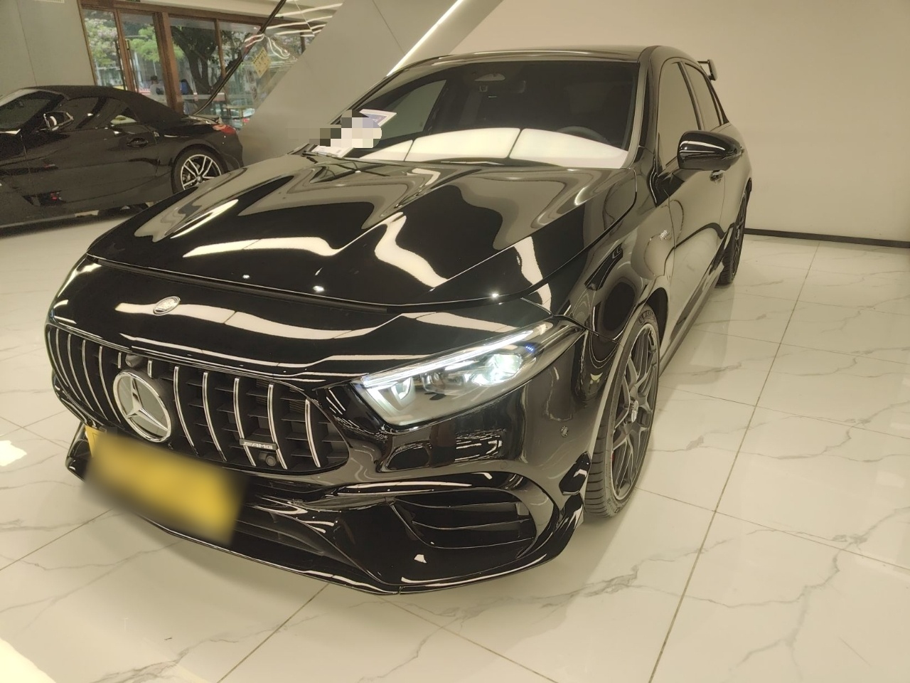 تحت مقدمة السيارة