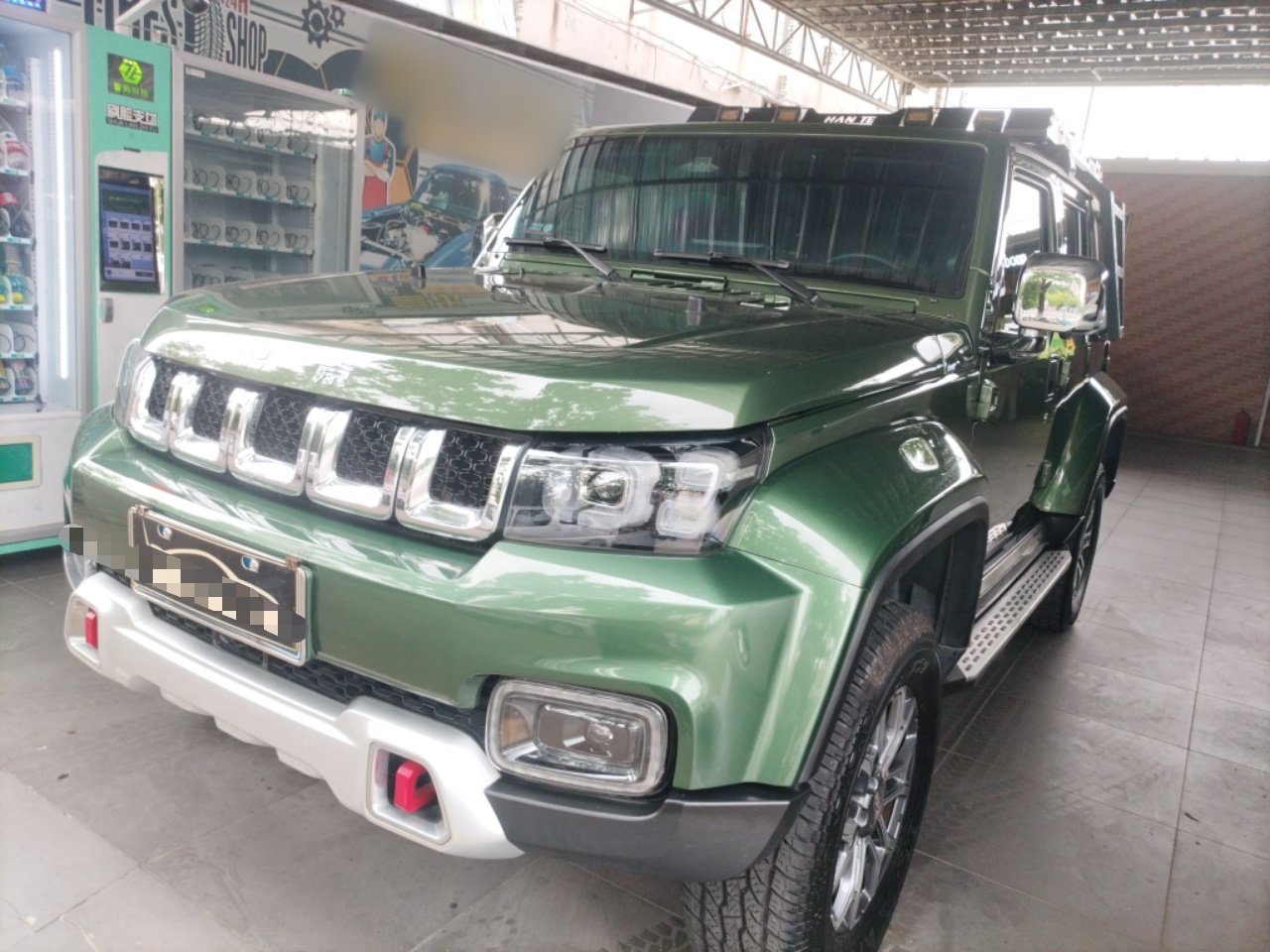 تحت مقدمة السيارة