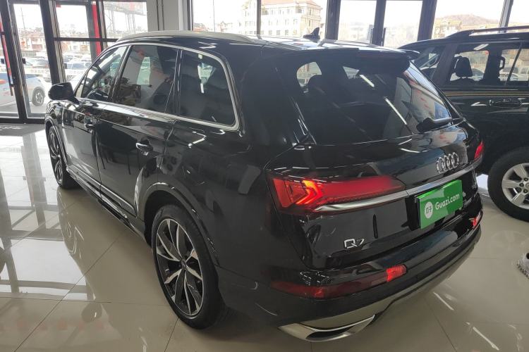 Used Audi Q7 2022 55 TFSI quattro S line Sport model
