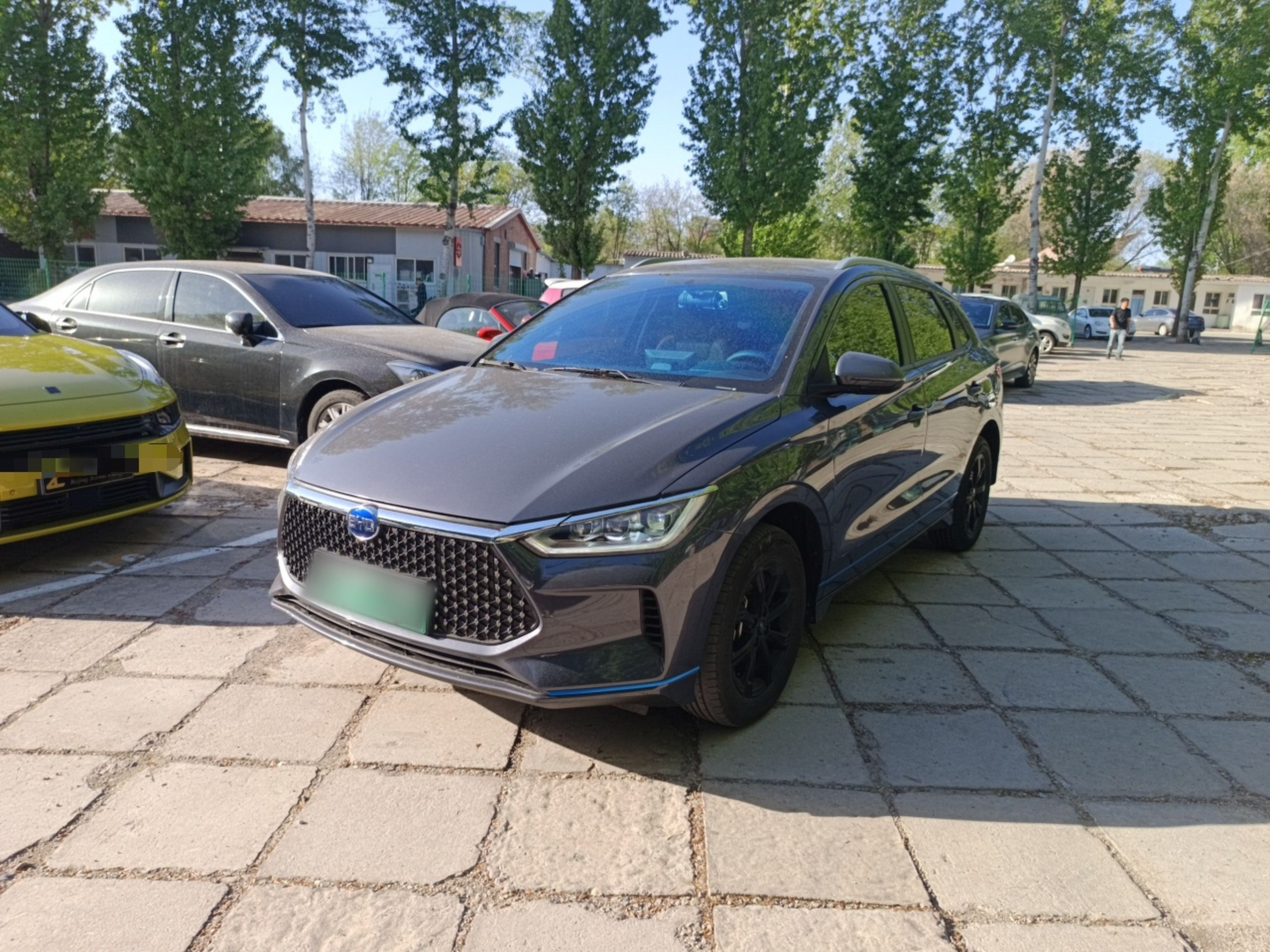 Под передней частью автомобиля