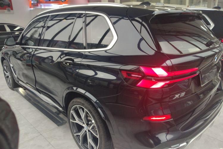 Used BMW X5 2023 xDrive 30Li Luxury M Sport Package
