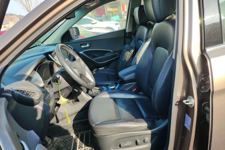 Used Hyundai Santa Fe 2015 2.4L Automatic Two-Wheel Drive Smart Version 5 Seats