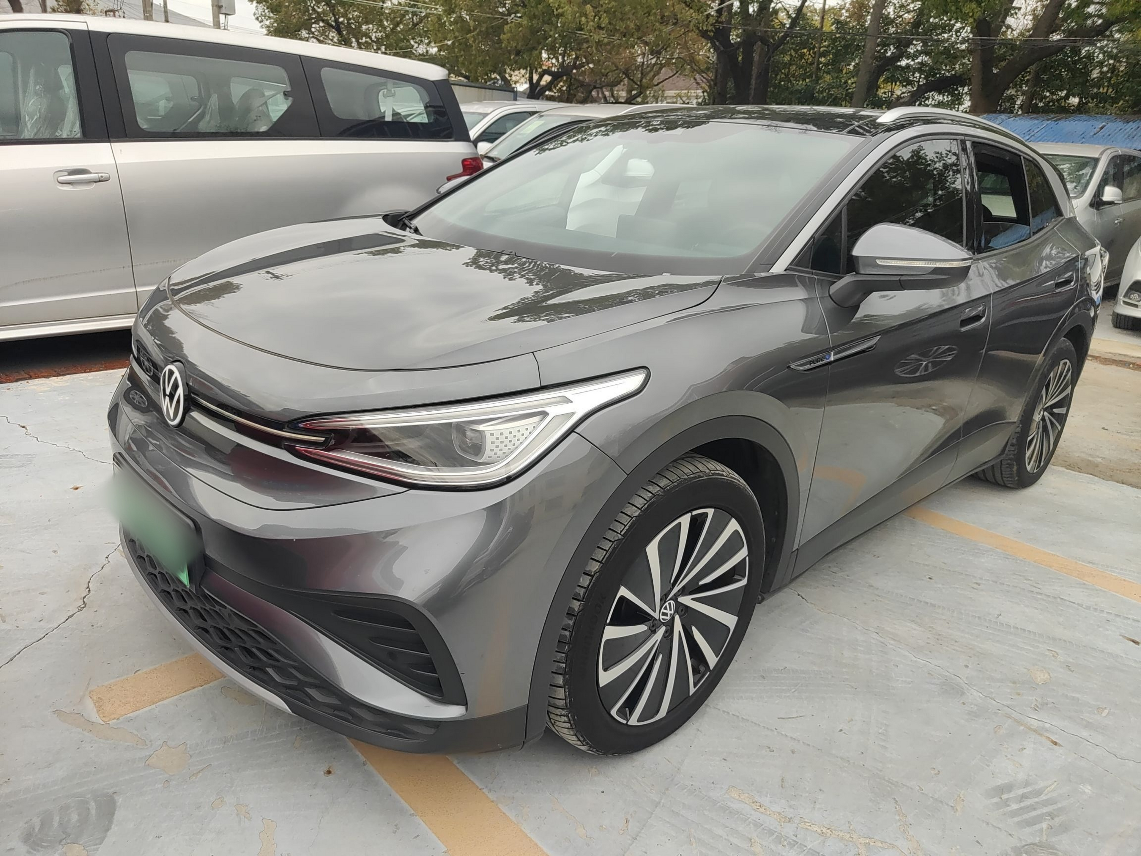 Под передней частью автомобиля