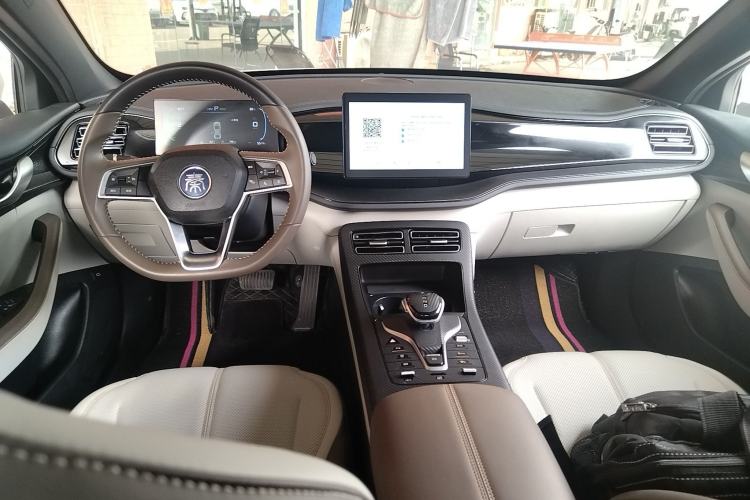 Used BYD Qin PLUS 2024 HONOR Edition DM-i 55KM Leading Model Center Console