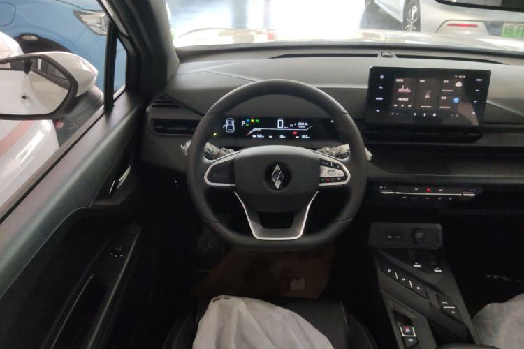 Used Livan 7 2024 605 km Wealth Edition