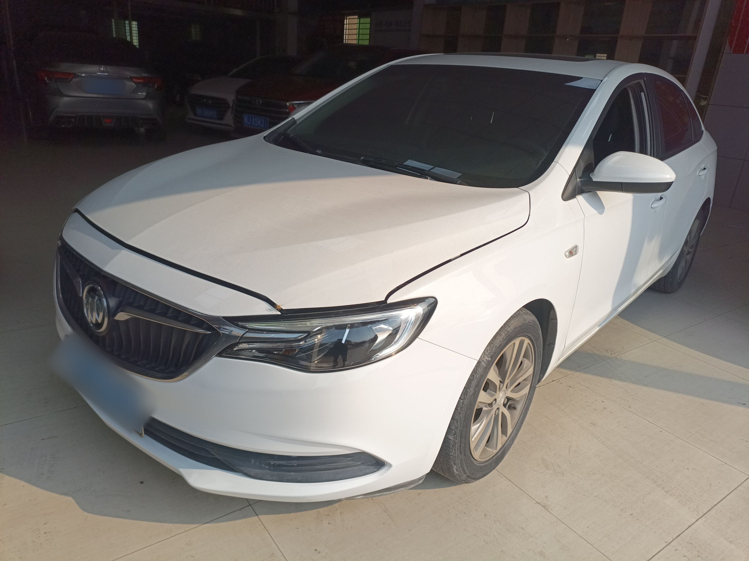 Под передней частью автомобиля