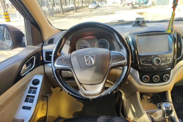 Used Baojun 730 2014 1.5L manual standard trim 7 seats Steering Wheel