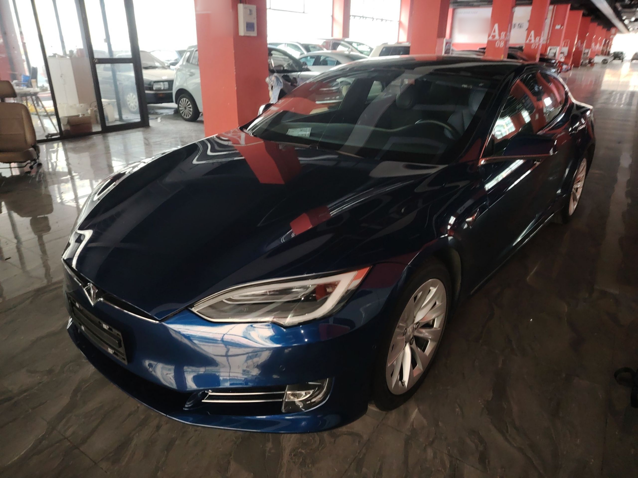 تحت مقدمة السيارة