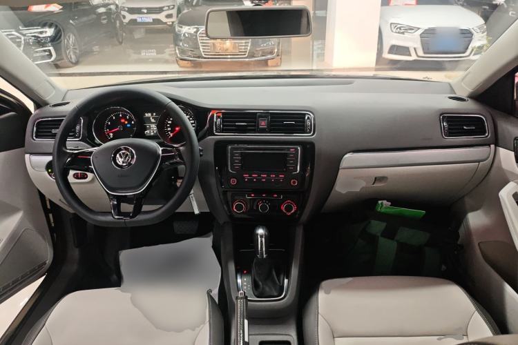 Used Volkswagen Sagitar 2015 1.6L Automatic Comfort Model Center Console