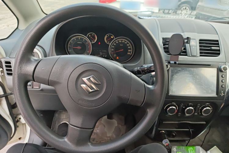 Used Suzuki SX4 2013 1.6L Manual CoolRide Model Center Console