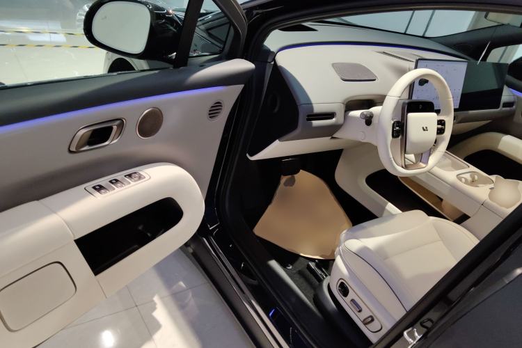 Used Li Auto i6 2025 Model Four-Wheel-Drive Standard Type
