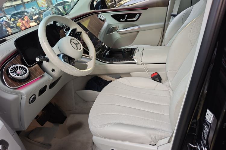 Used Mercedes-Benz EQE SUV 2024 500 4MATIC Luxury Edition Left Front Seat