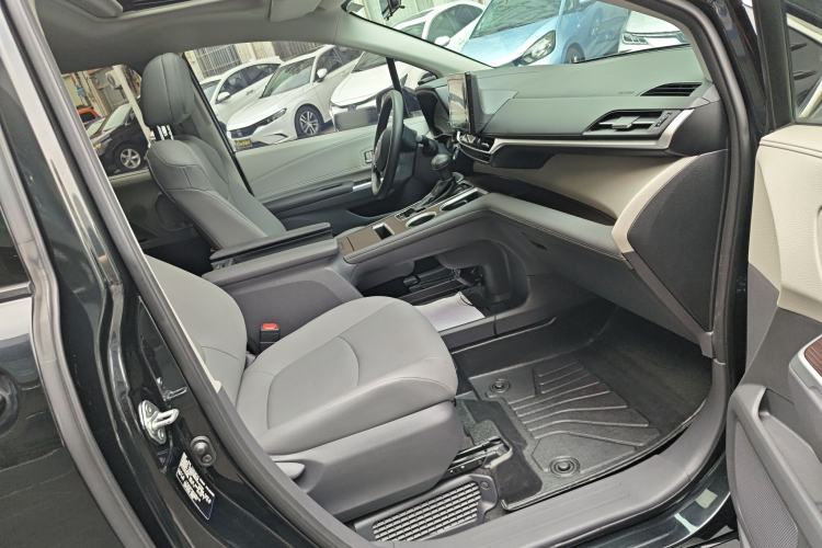 Used Toyota Granvia 2023 2.5L Hybrid Luxury Edition