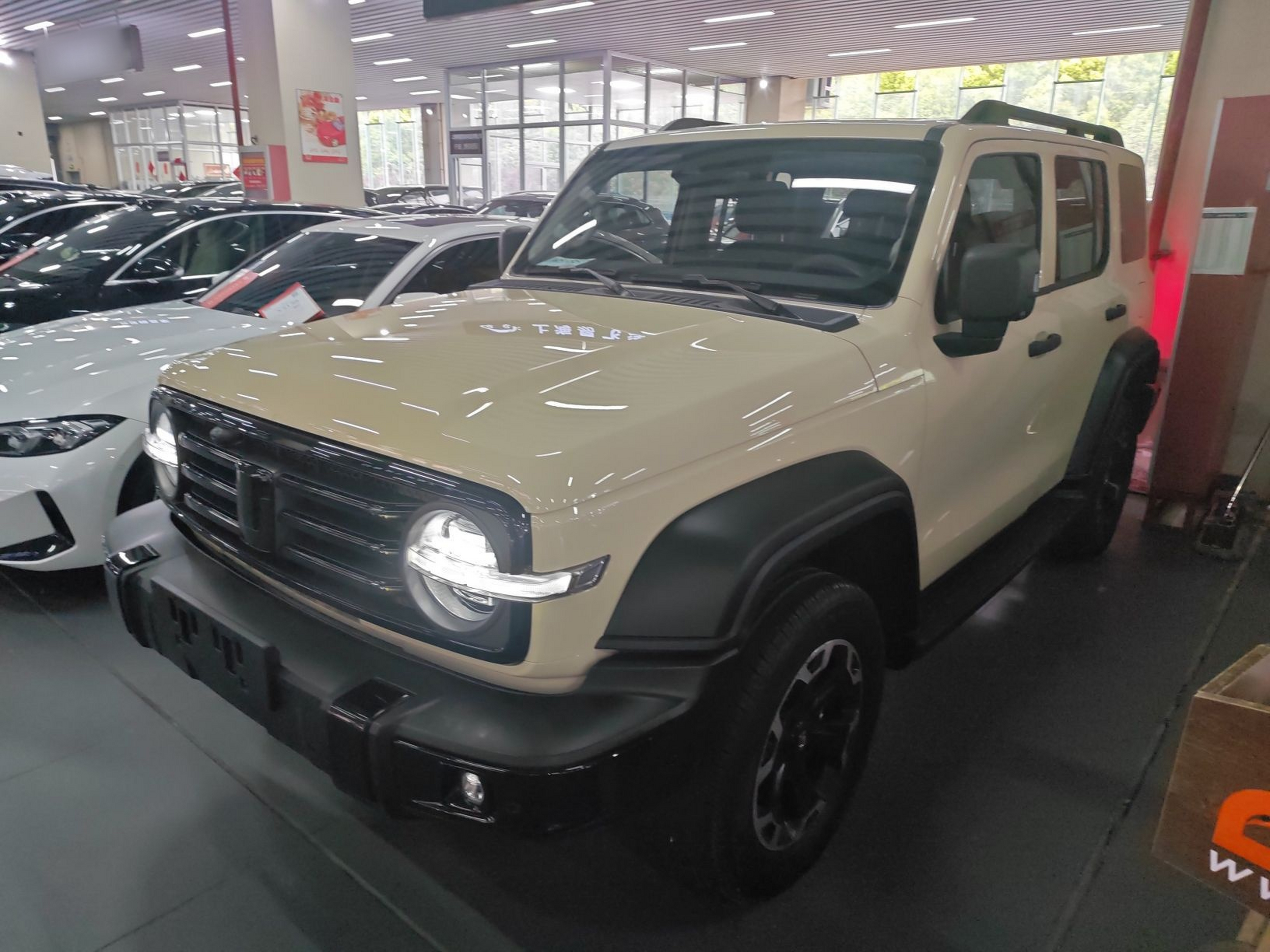 تحت مقدمة السيارة