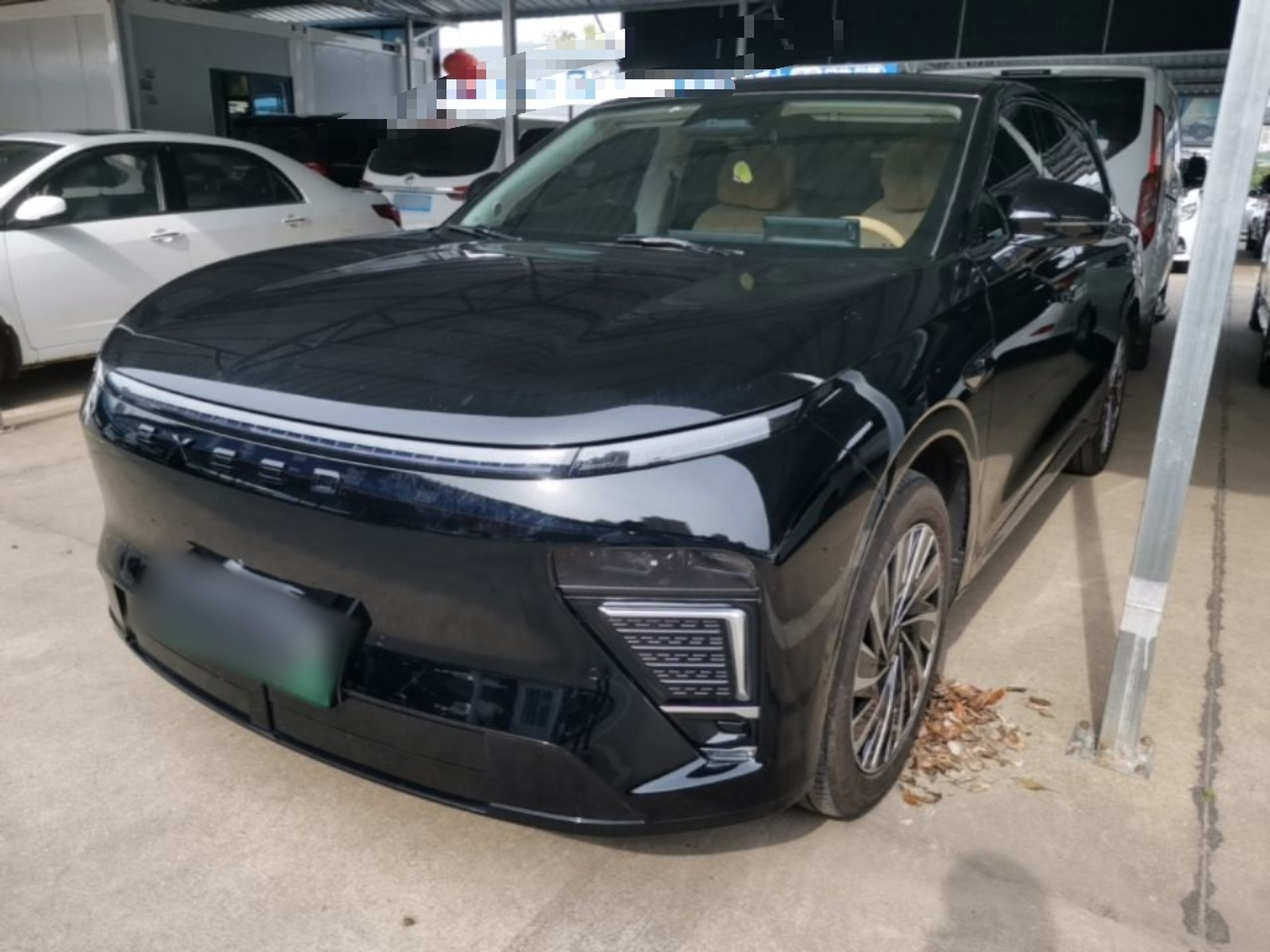 Под передней частью автомобиля