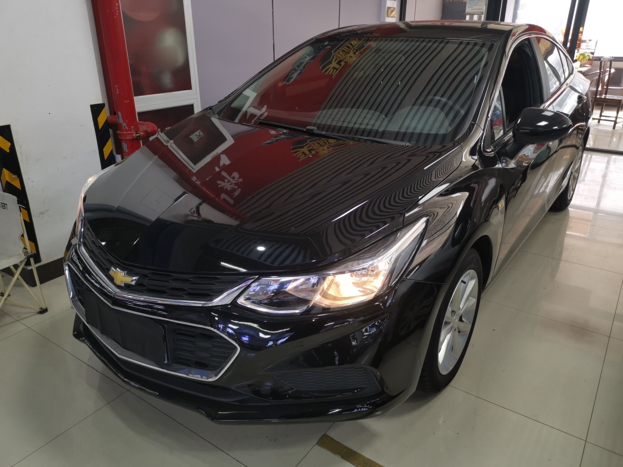 Под передней частью автомобиля