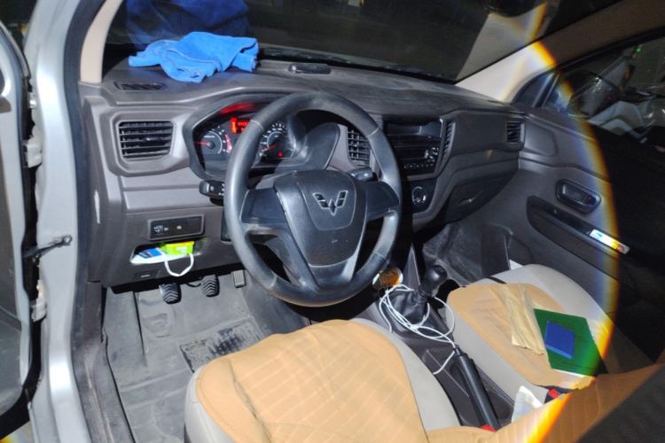 Used Wuling Hongguang V 2019 1.5L Jingqu Edition Sealed-Window Vehicle China VI LAR Center Console