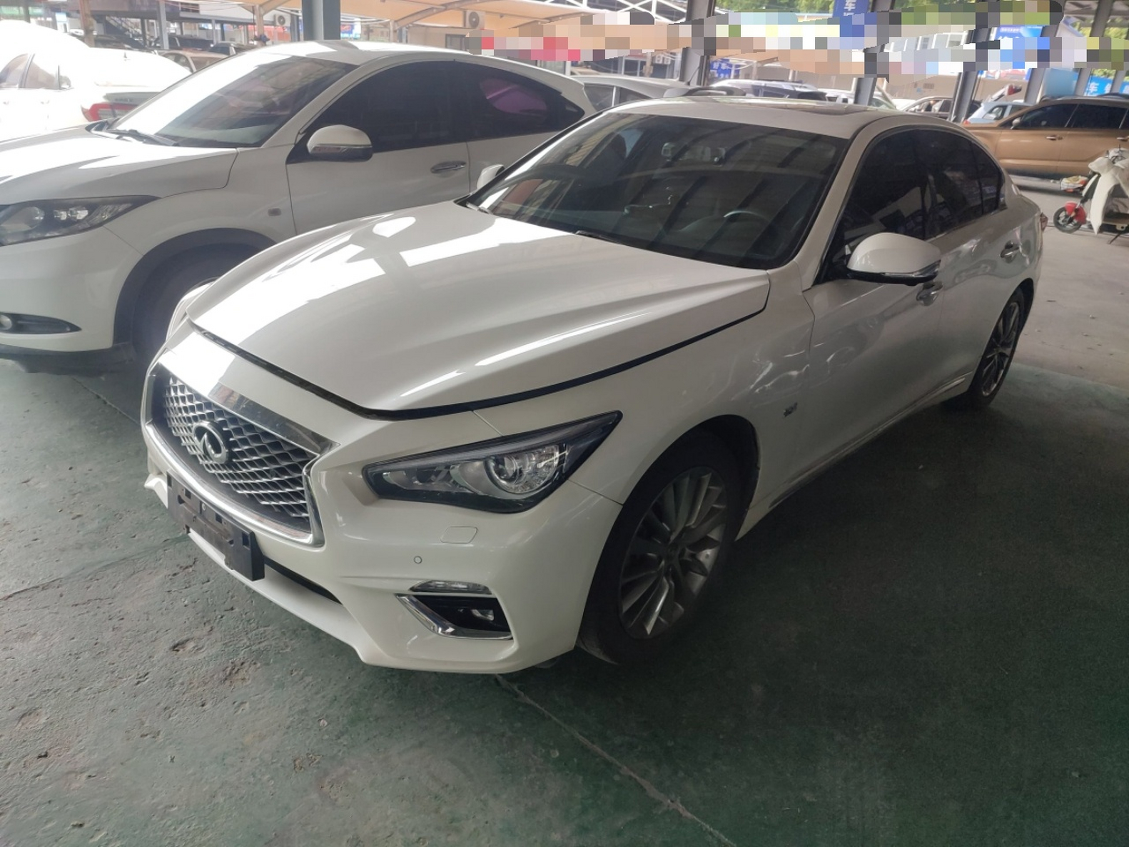 تحت مقدمة السيارة