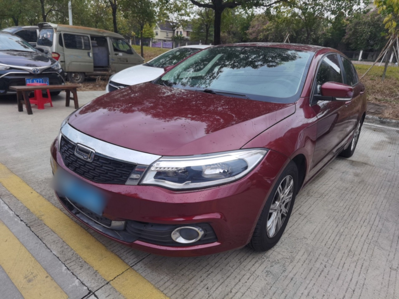 تحت مقدمة السيارة