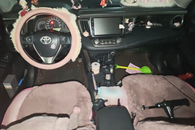 Used Toyota RAV4 2015 2.0L CVT Two-Wheel Drive Fashion Edition Center Console