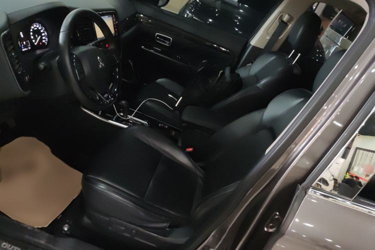 Used Mitsubishi Outlander 2019 2.0L Two-Wheel Drive Comfort Edition 5 Seats China VI Standard
