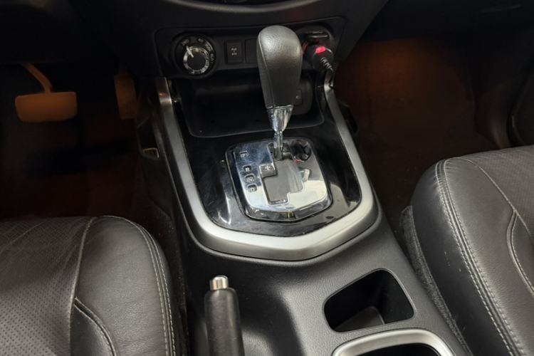 Used Nissan Terra 2018 2.5L Automatic 4x4 Luxury Edition Interior 5