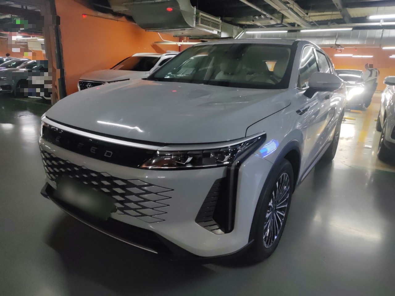 Под передней частью автомобиля